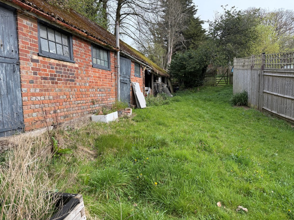 Lot: 39 - STABLES AND LAND WITH PLANNING IN SOUGHT AFTER LOCATION - Side View and Front Garden